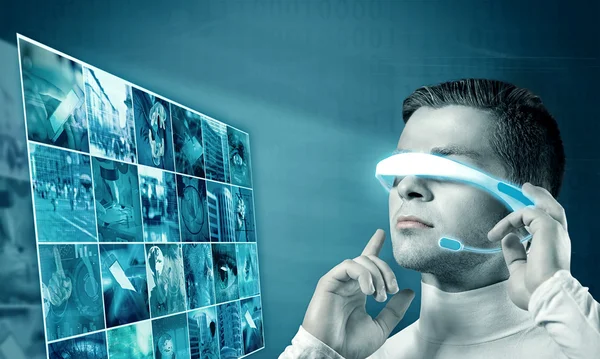 マルチ メディア イメージ 未来技術コンセプトの投影と未来的な眼鏡の若い男 — ストック写真