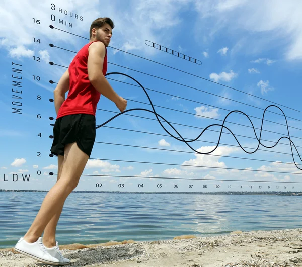 Jovem a correr na praia. Gráfico dos resultados do treinamento. Conceito de saúde e desporto . — Fotografia de Stock