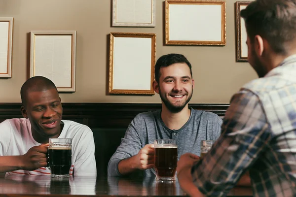 Щасливі Друзі Ють Пиво Пабі — стокове фото
