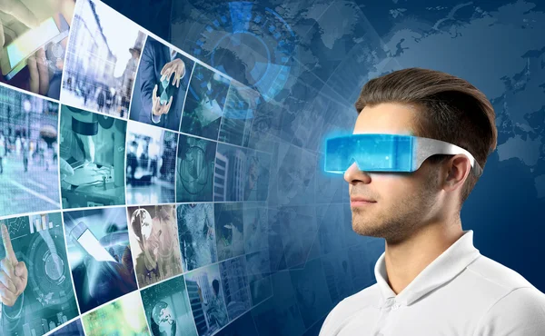 Fiatal Férfi Futurisztikus Szemüveg Vetülete Multimédia Képek Jövő Technológia Koncepció — Stock Fotó