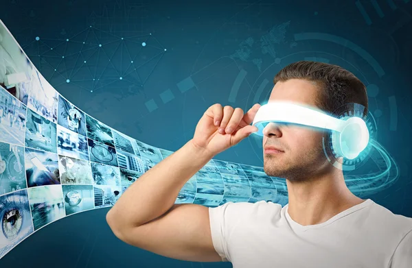 Junger Mann Futuristischer Brille Mit Projektion Multimedialer Bilder Zukunftskonzept Technologie — Stockfoto