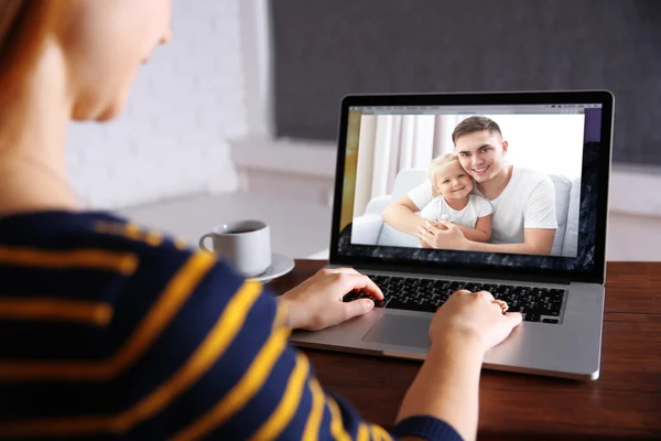 Moderne Communicatietechnologie Vrouw Videovergaderingen Laptop Met Familie Video Oproep Chat — Stockfoto