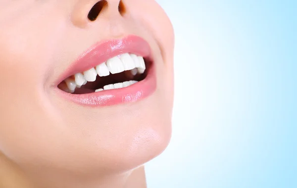 Jovem sorrir com dentes brancos, close-up. Conceito de dentista . — Fotografia de Stock