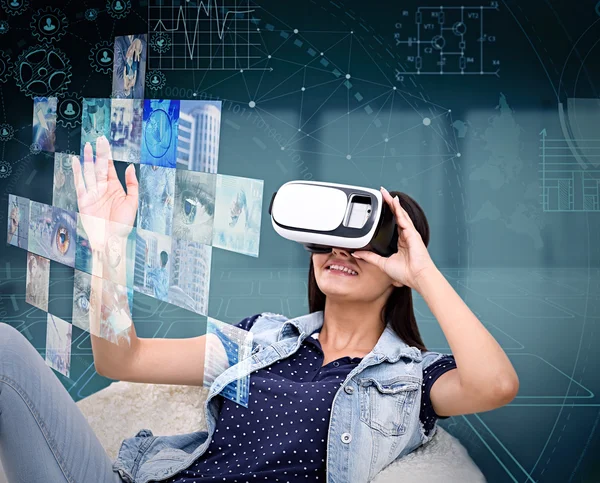 Молодая Женщина Очках Виртуальной Реальности Проекцией Мультимедийных Изображений Концепция Технологии — стоковое фото