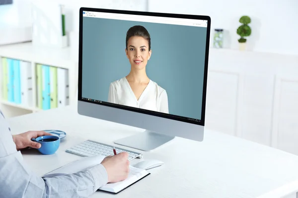 Hombre Videoconferencia Con Operador Soporte Técnico Concepto Servicio Helpdesk — Foto de Stock