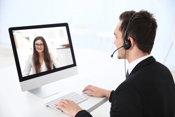 Mujer Videoconferencia Con Operador Soporte Técnico Concepto Servicio Helpdesk — Foto de Stock