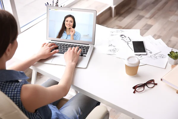 Mujer Vídeo Chat Con Operador Soporte Técnico Concepto Servicio Helpdesk — Foto de Stock