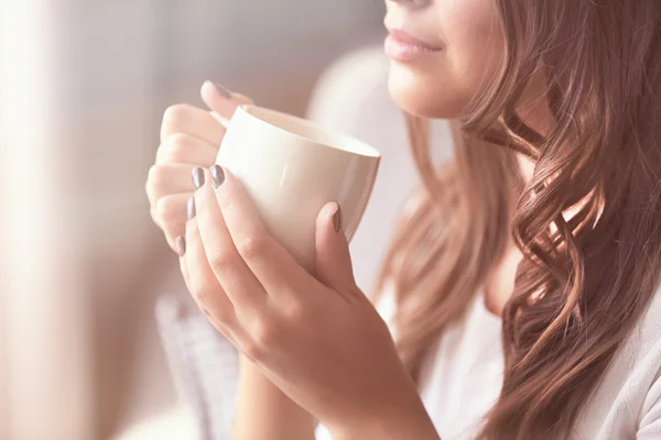 Mooie Jonge Vrouw Met Kopje Koffie Thuis — Stockfoto