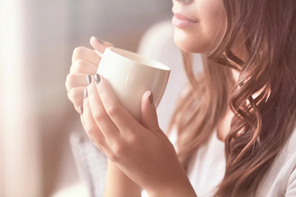 Bella Giovane Donna Con Una Tazza Caffè Casa — Foto Stock