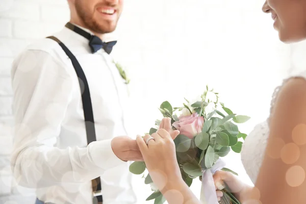 Noivo e noiva de mãos dadas — Fotografia de Stock