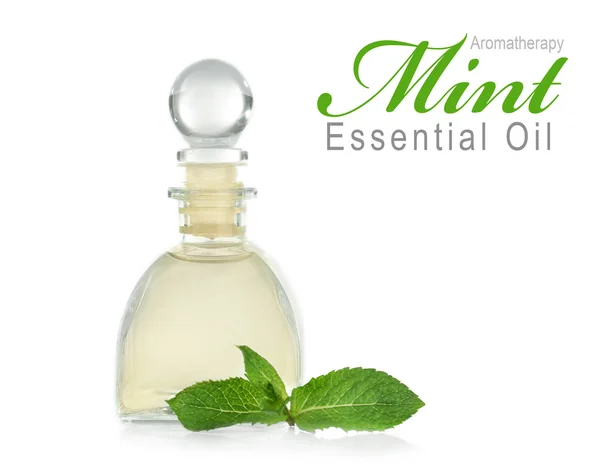 Glazen fles van essentie, close-up. Tekst aromatherapie Mint etherische olie op witte achtergrond. Spa beauty concept. — Stockfoto