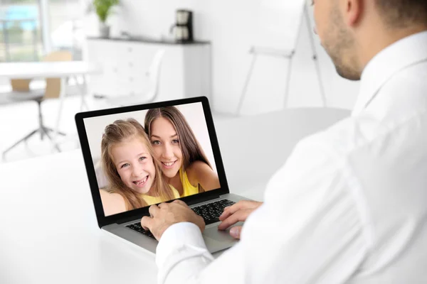 Hombre Videoconferencia Ordenador Portátil Con Familia Videollamada Chat Concepto —  Fotos de Stock
