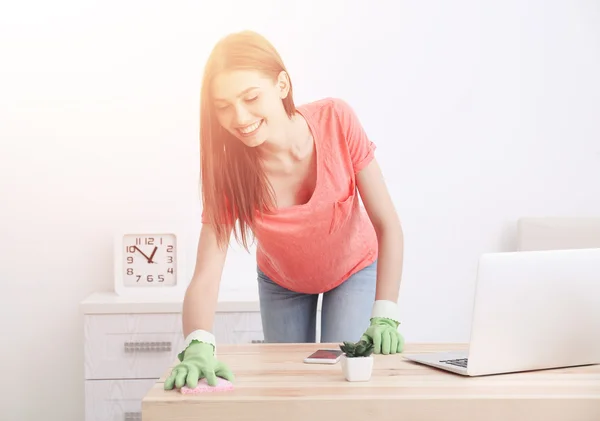 Młoda kobieta sprzątanie pokoju — Zdjęcie stockowe