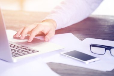 Modern ofiste çalışan iş adamı