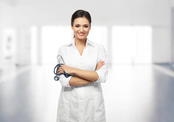 Femme médecin avec stéthoscope — Photo