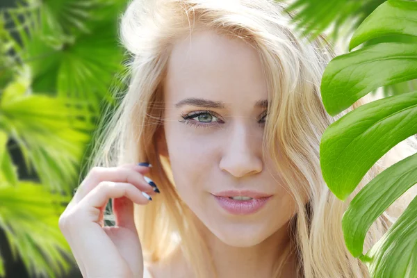Güzel genç kadın ve yeşil bitki örtüsü, portre — Stok fotoğraf