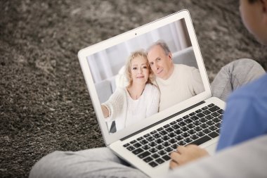 Çocuğun dedesi laptop ile video konferans. Video görüşmesi ve sohbet kavramı. Modern iletişim teknolojisi.