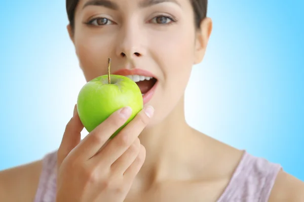 Yeşil elma, closeup yiyen genç kadın. Diş hekimi kavramı. — Stok fotoğraf