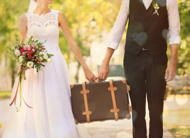 Damat ve gelin vintage çanta açık tutarak