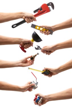 Sıhhi tesisat donatımı beyaz arka plan üzerinde holding erkek eller kümesi. Onarım ve bakım kavramı.