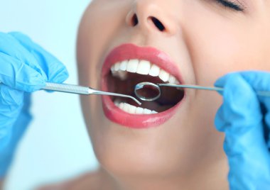 Genç kadın ziyaret dişçi