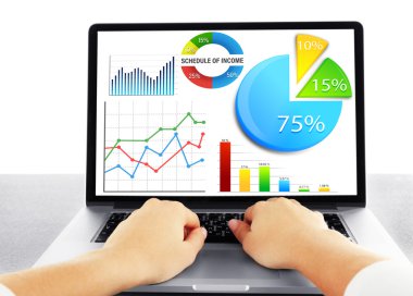 Laptop ile çalışan eller. İş sunma üstünde perde.