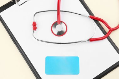 Steteskop ve iş kartı panodaki, portre