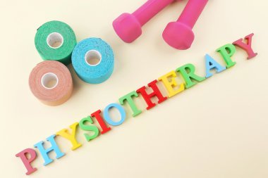 Word fizyoterapi Elastik Bandaj ve bej renkli arka plan üzerinde salak-bells