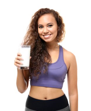 Süt beyaz arka plan üzerinde çekici genç Afrika kadın