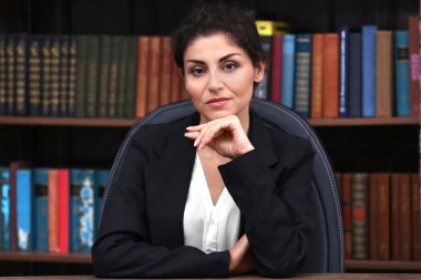 Ofiste oturan başarılı olgun işkadını