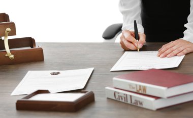 Kadın avukat imzalama belgeleri Office, görünümü kapatın