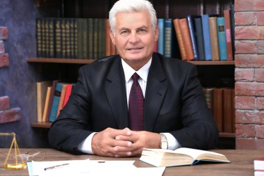 Olgun avukat bürosunda çalışan portresi