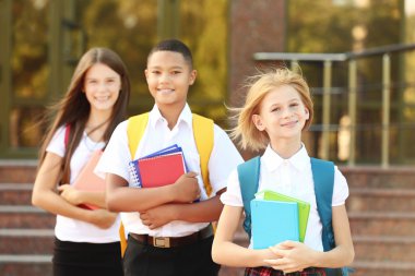 Gençler sırt çantaları ve dizüstü bilgisayarlar ile 