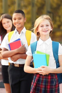 Gençler sırt çantaları ve dizüstü bilgisayarlar ile 