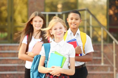 Gençler sırt çantaları ve dizüstü bilgisayarlar ile 