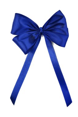 Mavi kurdele yayı beyazda izole edilmiş.