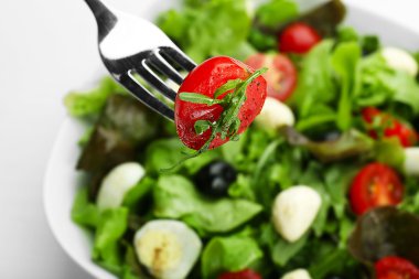 Çatal üzerinde Impaled roka ile taze domates dilim