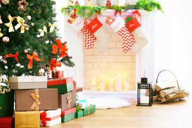 Güzel Noel ağacı ve şöminenin yanında hediyeleri olan kutular