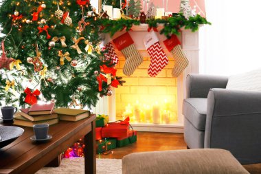 Noel için dekore edilmiş güzel oturma odasındaki şömine.