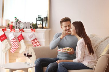 Genç çift Noel zamanında odaya dinlenme