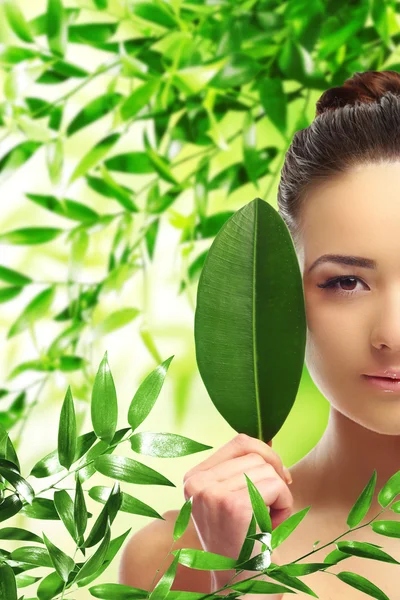 Hermosa Joven Con Hoja Verde Follaje Sobre Fondo Borroso — Foto de Stock