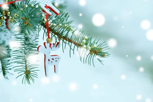 Rama de abeto decorado cubierto de nieve, primer plano. Efecto nevado, concepto de celebración de Navidad . — Foto de Stock