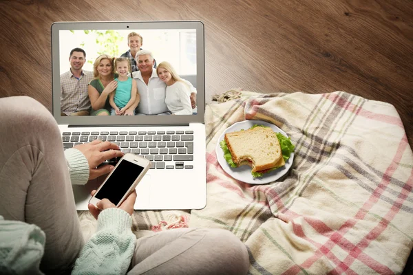与家人在笔记本电脑 视频通话和聊天概念的妇女视频会议 — 图库照片
