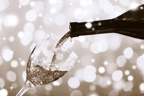 Despejando vinho em vidro no fundo do bokeh, close-up. Foto em preto e branco. Conceito de celebração de Natal . — Fotografia de Stock