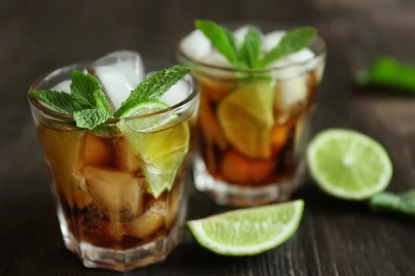 Glazen cocktail met ijs — Stockfoto