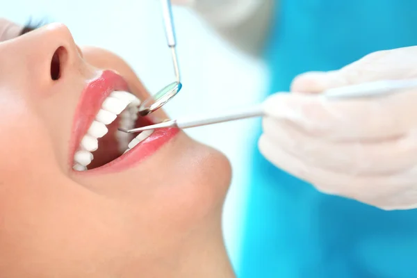 Młoda kobieta wizyty u dentysty — Zdjęcie stockowe