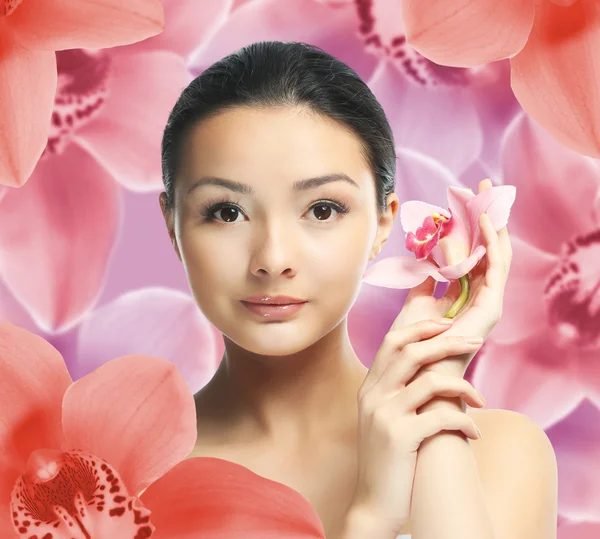 Schöne Junge Frau Mit Orchideenblume Auf Hellem Hintergrund — Stockfoto