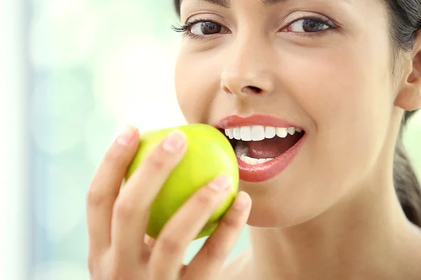 Jovem mulher comendo maçã fresca, close-up — Fotografia de Stock