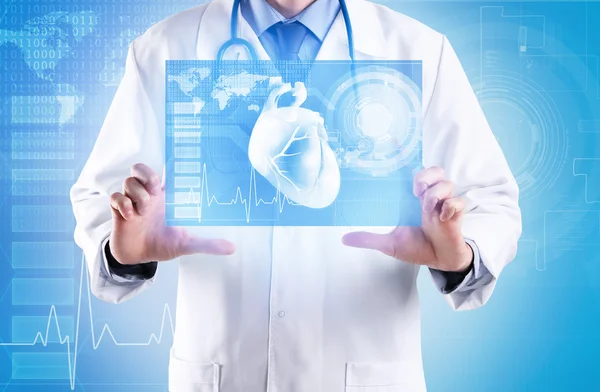 Cardiologo che lavora con schermo virtuale. Medicina e concetto di tecnologia moderna . — Foto Stock