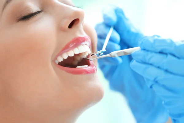 Ung kvinna besöker tandläkare — Stockfoto